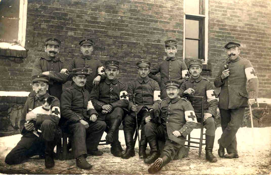 Der erste von links mit dem Hund im Januar 1917 in Sati / Frankreich  ; der Stammvater
